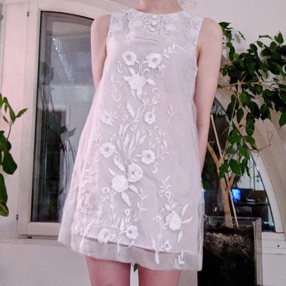 Superfin vit klänning från H&M 🌼 . Övrigt.