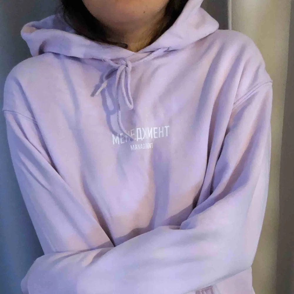 Ljuslila hoodie, från herravdelningen i Strl S så den är perfekt oversized. Hoodies.