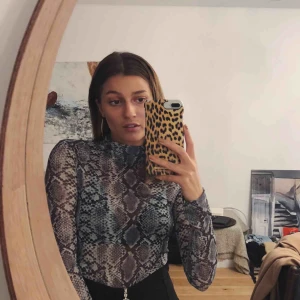  - Lite see through blus i ormskinn mönster. Bra skick, superskön och fin! Frakt tillkommer