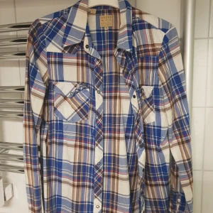  - Skjorta från Guess. Bra skick!! Använd fåtal gånger. Frakt tillkommer💕