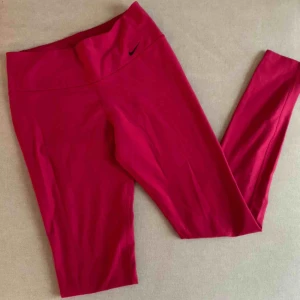  - Tights från Nike. Mycket sparsamt använda och i fint skick. 