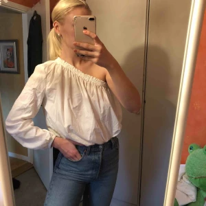  - Så himla fin vit oneshoulder blus, matchar till allt 🌹 fint skick! Använd 3ggr max