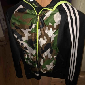  - Står att det är storlek xxl men passar den som har storlek s/m. Jackan är i ”sportmaterial” och funkar utmärkt att träna i. Köpte den i Bulgarien i somras men har aldrig haft tillfälle att använda den. Riktigt snygg. Inte äkta tyvärr