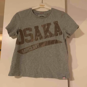  - Super snygg t-shirt från superdry. Använd max 2 gånger. Storlek xs men passar även S.