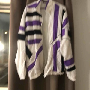  - Jättefin oversize vindbreaker som är retro och ass ball säljer pga aldrig andvänder den  Inga hål mm