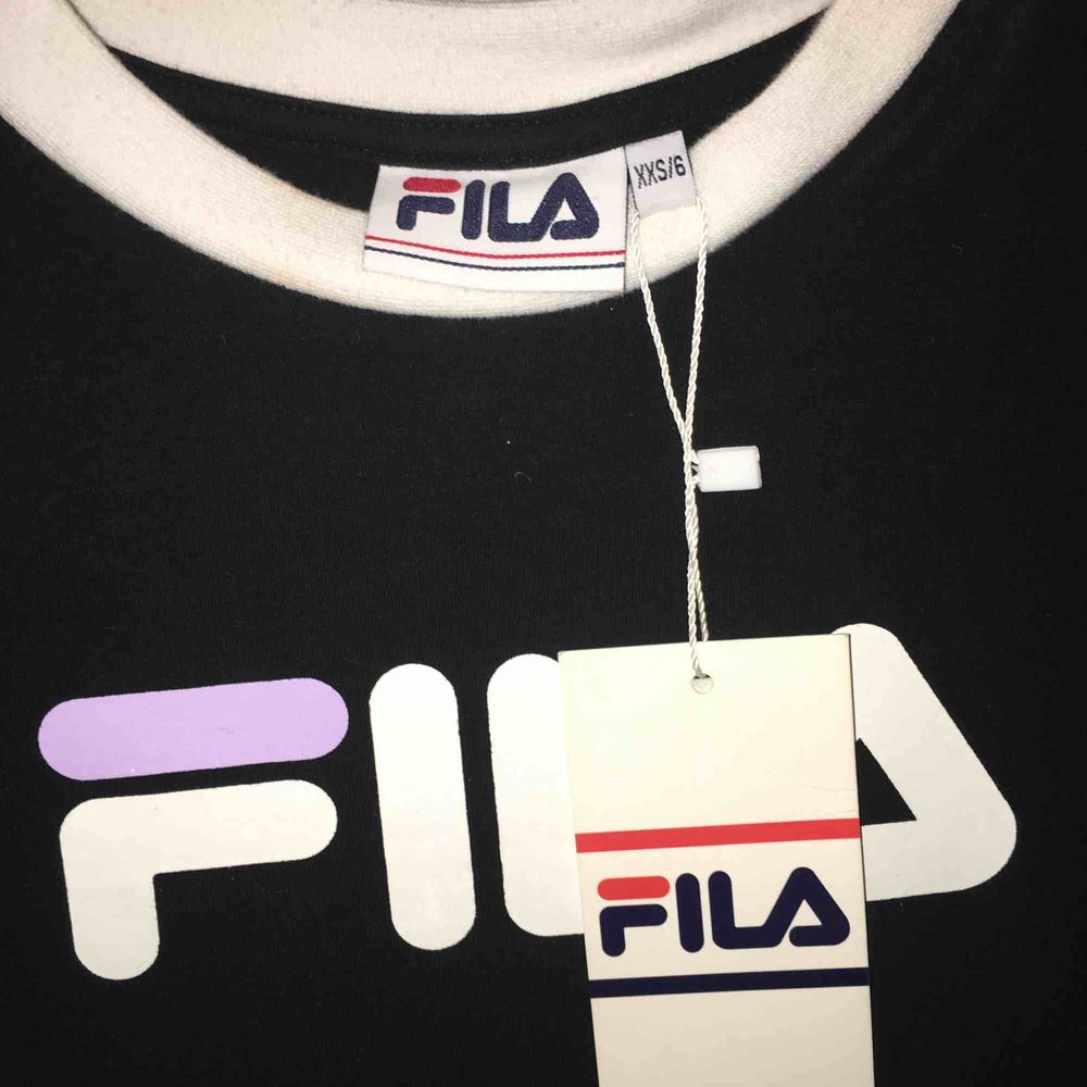 Oanvänd FILA body i storlek xxs. . T-shirts.