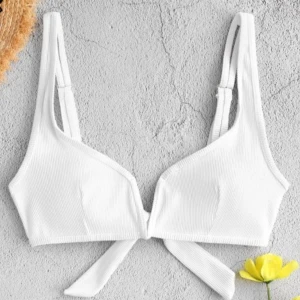  - Vit bikinitopp från Zaful i stretchigt material. Aldrig använd. Frakt på 60 kr tillkommer som köparen står för! Ta gärna en titt på mina andra annonser😊