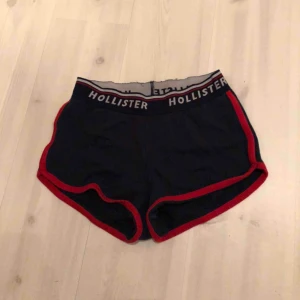  - Mörkblå shorts från Hollister, lite nötta i kanterna men funkar bra och är fina ändå. Köparen står för frakten, möts upp i Stockholm City eller Huddinge 