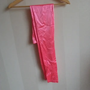  - Leggings i rosa i storlek S från Bikbok