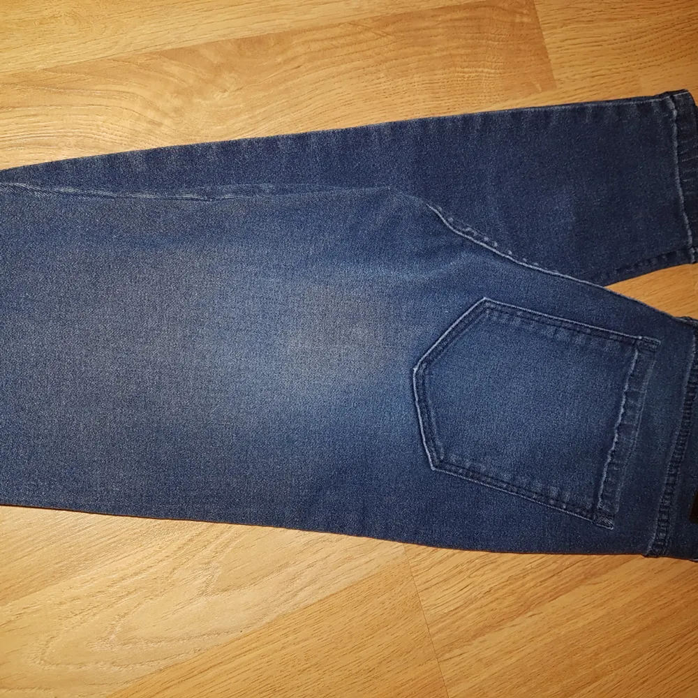 Helt nya Dr Denim jeans i modellen Lexy i mörkblå färg. Säljes på grund av felköp, de är för små. Köpta för 500kr. . Jeans & Byxor.