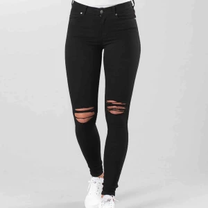  - Vanliga dr denim jeans, testat en gång och säljer dom pga att jag trodde jag köpte dom utan hål och han ta bort prislappen. Storlek S och 30 på längden