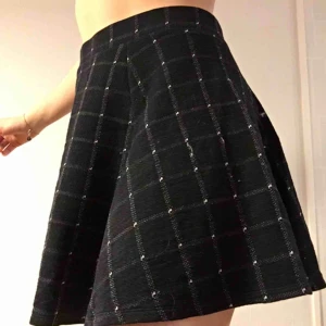 Kjol - Jättefin rutig kjol från H&M! Sjukt mjuk och bekväm. Stängs med en dragkedja där bak. Säljer den för att den är för stor för mig. Kan mötas upp i Malmö eller frakta (köparen står för frakt)