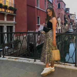  - Säljer mitt svarta ”Scarlet singlet” från Gina pga har två st. Passar verkligen till allt! Köpare står för frakt🧚🏻‍♂️