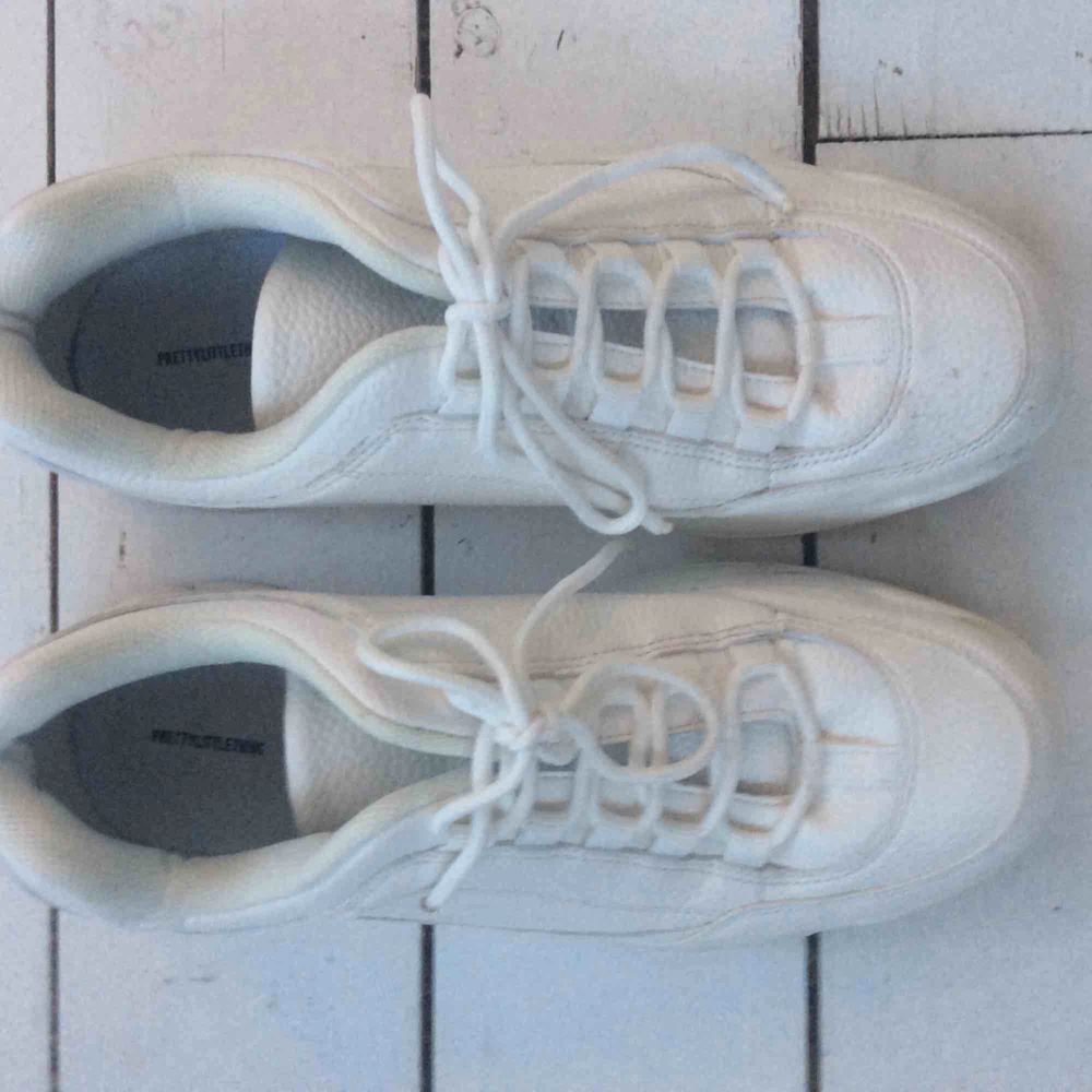 Vita sneakers med grövre sula, använda men i gott skick, men vänster sko liten skav på tån.. Skor.