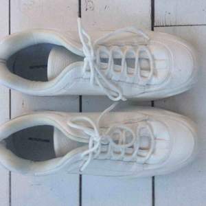 Vita sneakers med grövre sula, använda men i gott skick, men vänster sko liten skav på tån.