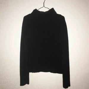  - Svart stickad tröja med hög krage! Storlek M men passar S också! Fint skick, knappt använd!