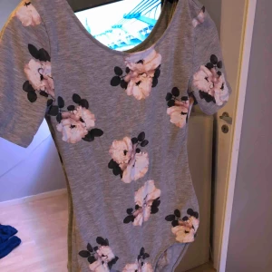  - Blommig body Hämtas i Söråker eller står köparen för frakten  Har swish 