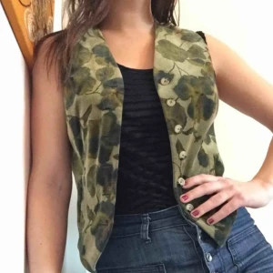  - Väst i sammet, strlk S Porto tillkommer