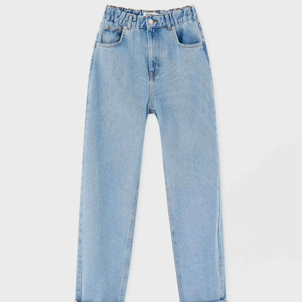 Mom jeans från Pull&Bear, ljusblåa med resår i midjan. Kan skicka bättre bilder på om det önskas . Jeans & Byxor.