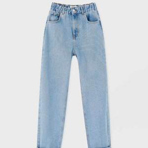Mom jeans från Pull&Bear, ljusblåa med resår i midjan. Kan skicka bättre bilder på om det önskas 