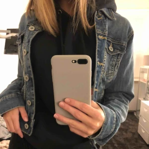  - Fin mörkblå jeansjacka köpt på secondhand men kommer ifrån Lindex. Är i bra skick, köparen står för frakt!🥰