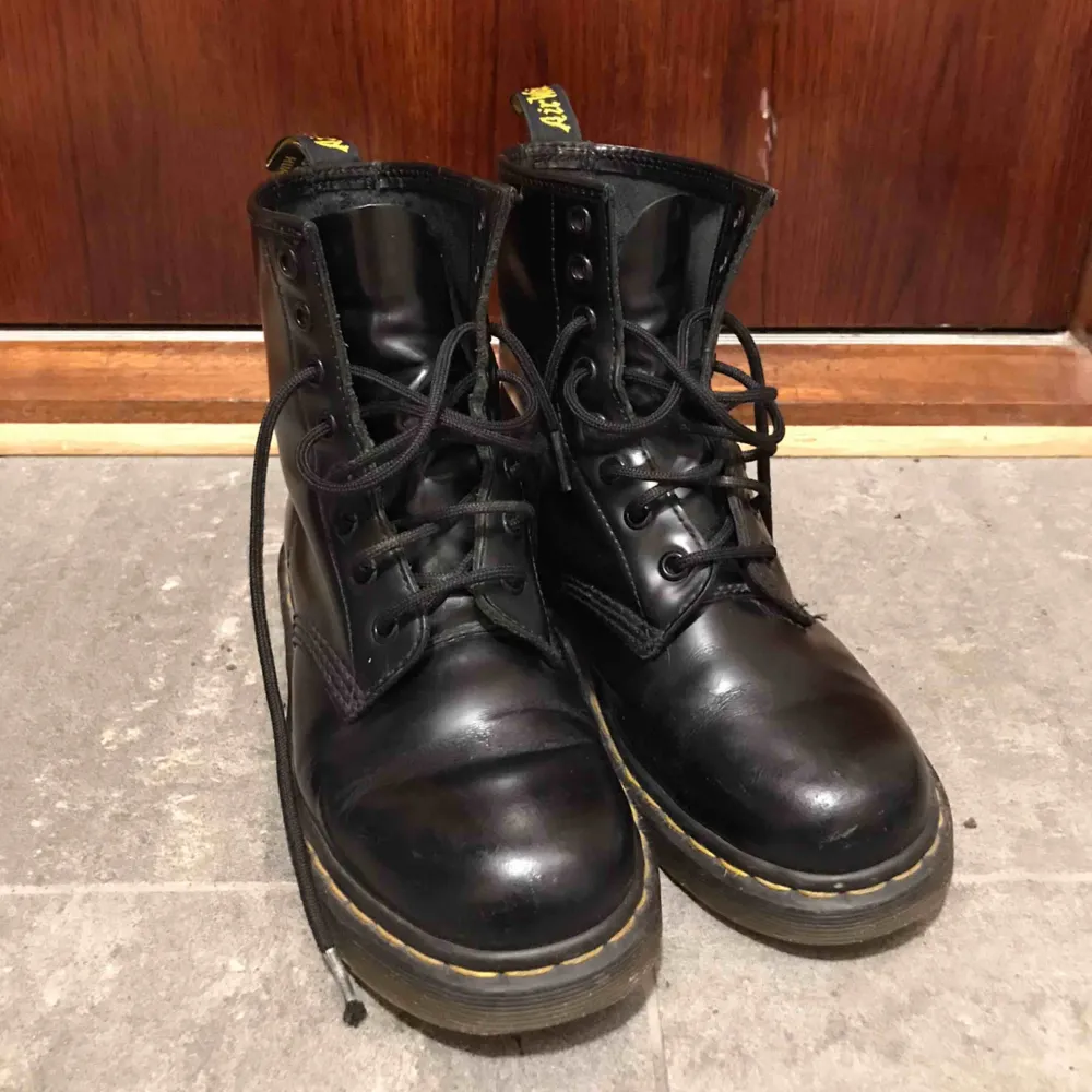 Säljer mina älskade dr.martens då de har blivit för små. Väl använda men fortfarande i fint skick! Kan skicka, då står köpare för frakt. . Skor.