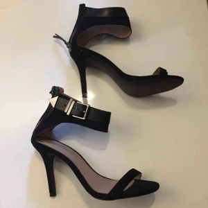  - Zara. Använda 1 gång. Fint skick.