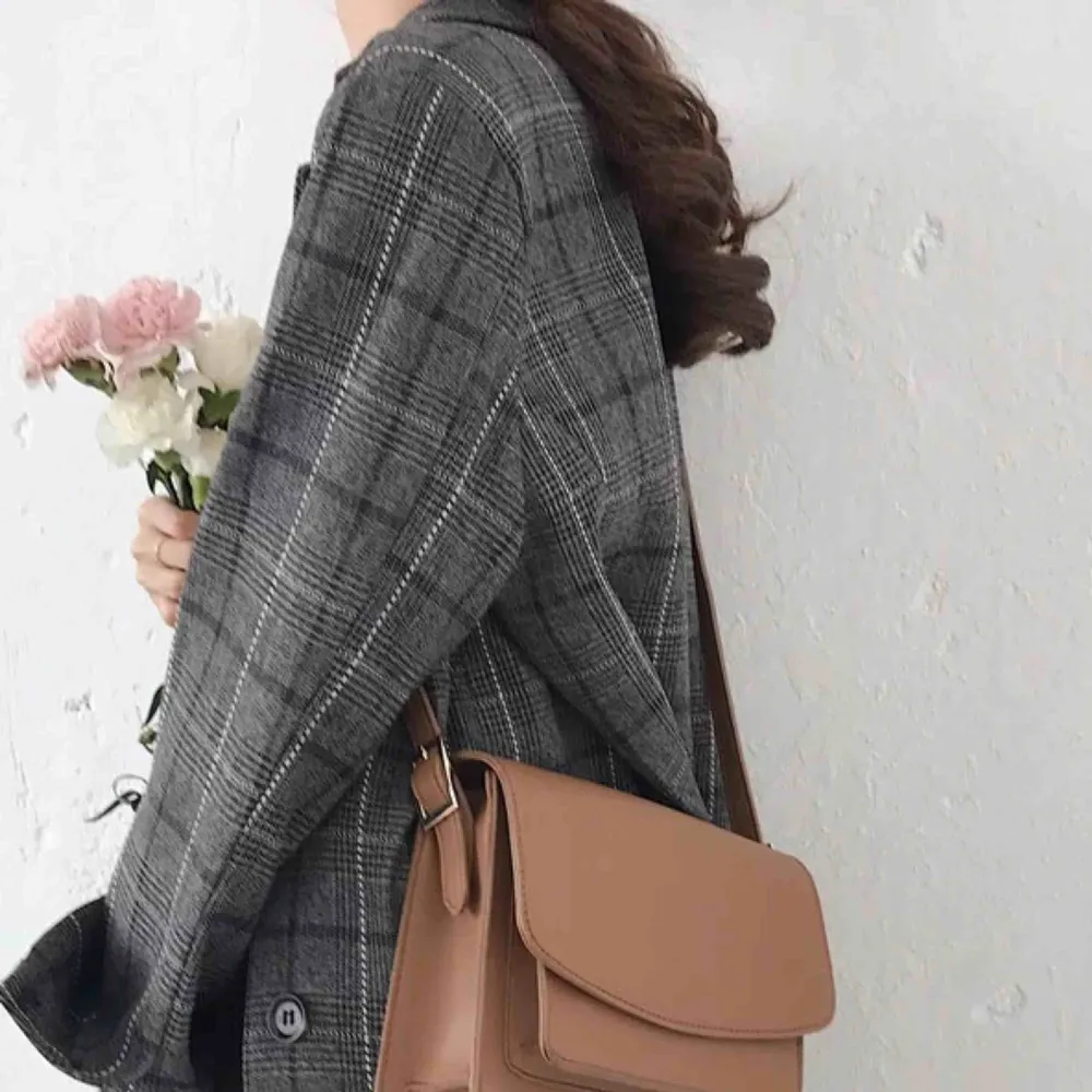 En knappt använd snygg handväska i ljusbrun färg, har två fack. Perfekt för vardagen. Korea inspirerad. . Väskor.
