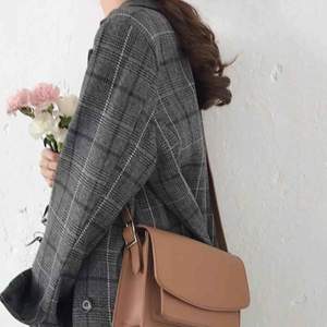 En knappt använd snygg handväska i ljusbrun färg, har två fack. Perfekt för vardagen. Korea inspirerad. 