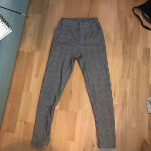  - Dom här byxorna är använda ett fåtal gånger. Är från Kappahl och kostade 300 kr. Så passa på.