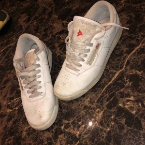  - Vanliga Reebok skor. SUPER sköna att ha under vardagen👌🏽