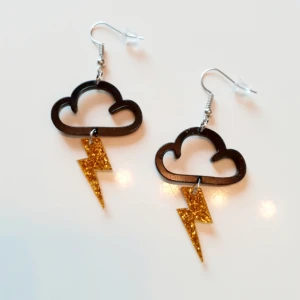  - Trendiga unika örhängen i form av moln med glitterblixtar💥 Material: Acrylic. Märke:Original Designs(made in England). Lagerstatus: 1st! Frakt: 11:-   1 PAR KVAR!!!