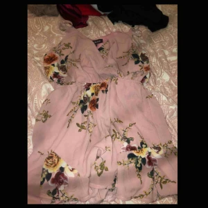  - Använd få gånger jätte fin sommar klänning med inbyggda shorts som inte syns bara för skydd när man går eller nåt buda järna