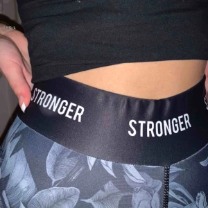  - Träningsbyxor från Stronger! Nypris 799kr, frakt tillkommer💞