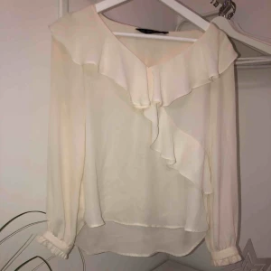  - Vit/creme färgad blus från Zara. Väl använd men fortfarande i bra skick. Lite trådar som sticker ut vid slutet av ärmen som ni kan se på tredje bilden men de är bara att klippa av. Köparen betalar frakten.