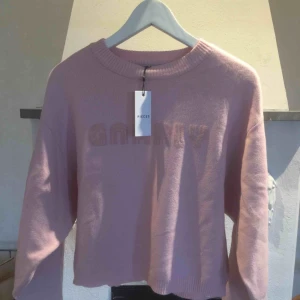  - Stickad tröja med text, aldrig använd. Köparen betalar frakten :)