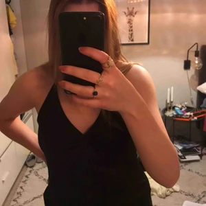  - Ett ganska basic linne från H&M, men passar perfekt att klä upp till fest👍🏻 aldrig använt, köparen står för frakten🥰