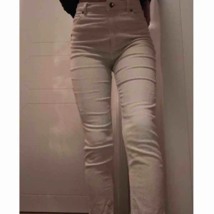  - Beiga manchesterbyxor från Monki. Endast använda 1 gång. Säljer för att dom är alldeles försmå för mig. Köparen står för frakt men kan mötas upp i Örebro! :)  