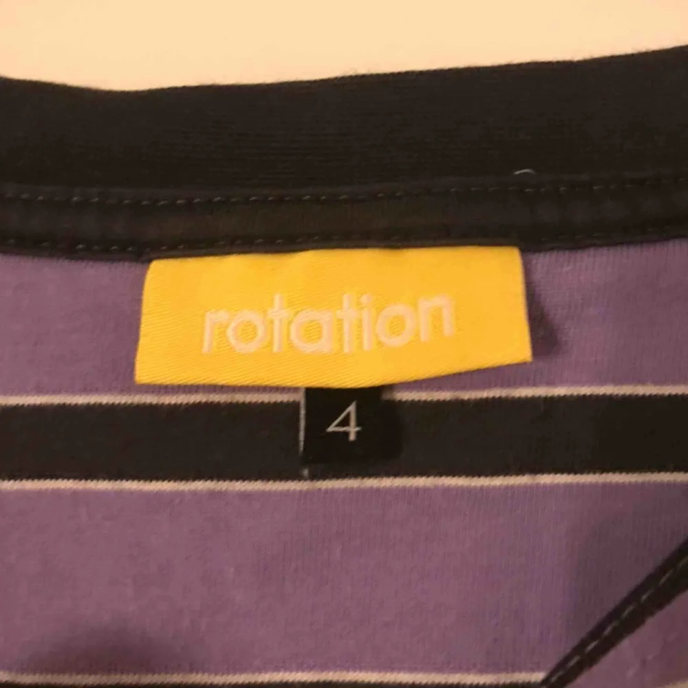 Supercool tröja från Rotation, säljes pga att den ej kommer till användning! Köparen står för frakt🥰. Hoodies.