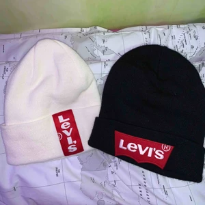  - Levi’s mössor i one size, 30kr st & 50kr för båda!  Inte använda.  Köparen står för frakt :) 
