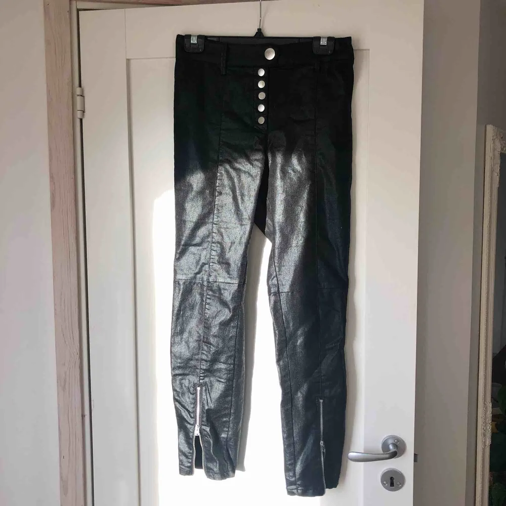Supersnygga lackade byxor, jättefint skick. Tyvärr för stora för mig 💛 50 kr frakt. Jeans & Byxor.