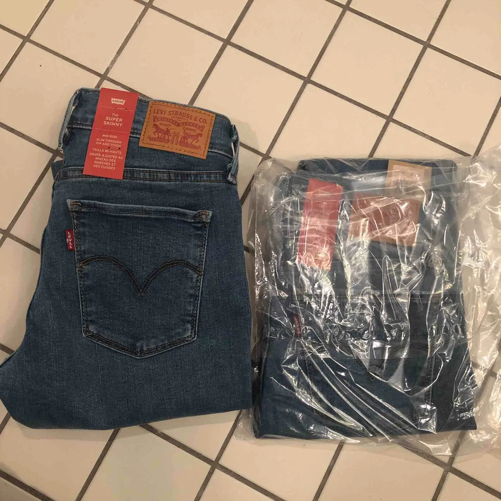 Jag säljer två par nya jeans från Levis, 710. Den ena är öppnad men inte använd och den andra ligger sin plats påse. Ena jeansen är storlek 26/30, & den andra är 25/30. Helt oanvända. Nypris 1200kr. Skriv för mer bilder :). Jeans & Byxor.
