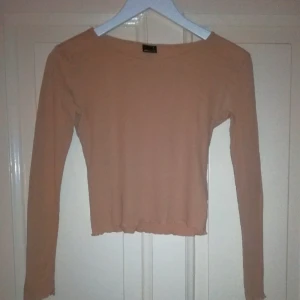  - Långärmad topp från GinaTricot. + FRAKT 20 KR----->TOTALT: 100 KR (inkl. frakt)   