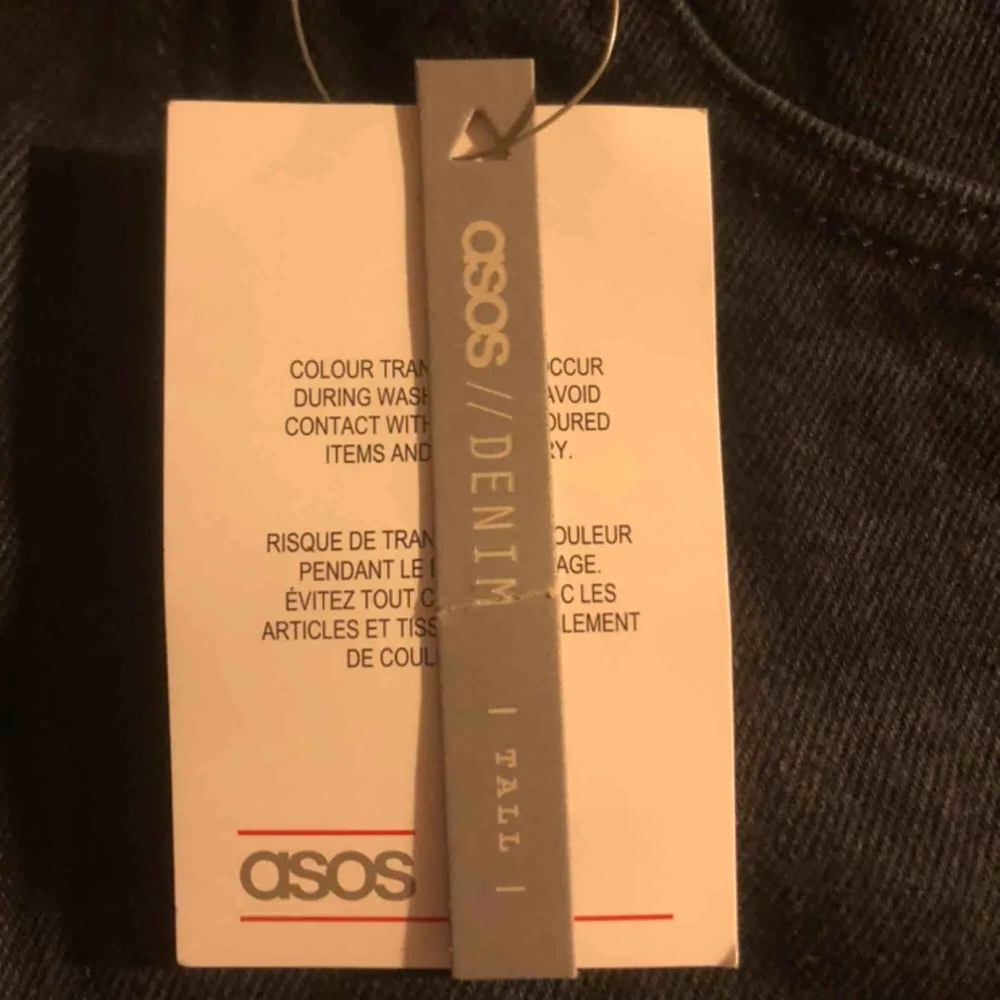 Ett par snygga jeans från asos. Helt nya, prislappen är kvar. Dom är från avdelningen tall. Säljer dom för dom är för små för mig. Köparen står för frakten . Jeans & Byxor.