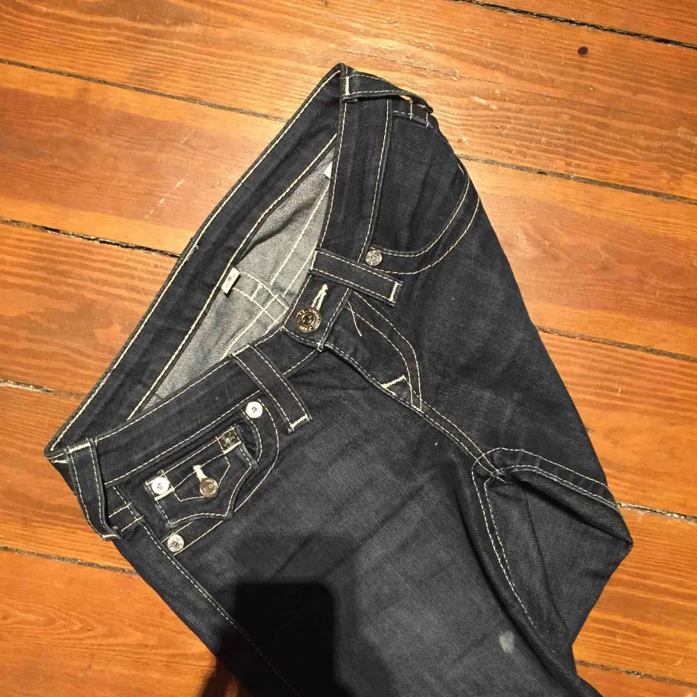 skitnajs true religion byxor men tyvärr för små för mej! storlek 25 i waist och lite bootcut!. Jeans & Byxor.