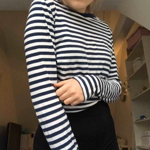  - Skitfin randig tröja från Monki!