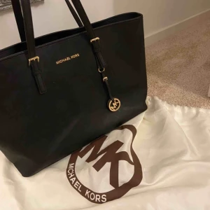  - INTRESSEKOLL! Tänkte kolla om någon är intresserad av att köpa/buda på denhär ÄKTA Michael Kors väskan. ursprungspris 3400:- Man får även med påsen till väskan. Sparsamt använd, inte sliten alls