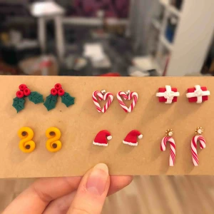  - Svårt att välja? Då har jag stoppat ihop ett kitt med mina handgjorda favoriter för endast 259kr! (Ord. 59kr/st). Perfekt julklapp och alla örhängen är nickelfria. Jag bjuder på frakten🥰 (Obs: de guldiga örhängena på polkagrisarna ingår ej)