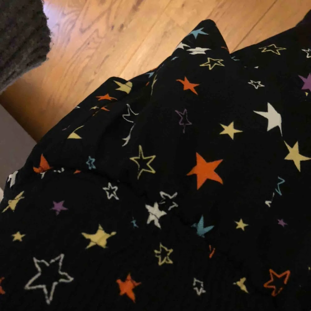 Superfin kjol med stjärnor, använd 1 gång✨💫⚡️. Kjolar.