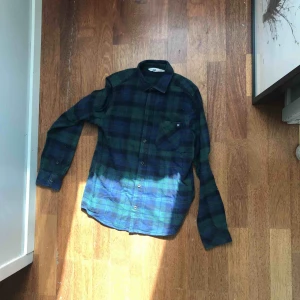  - Snygg skjorta från HM i storlek 152 men passar xs 
